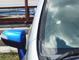 Réparation d’impact de pare-brise à Besançon : évitez les fissures !